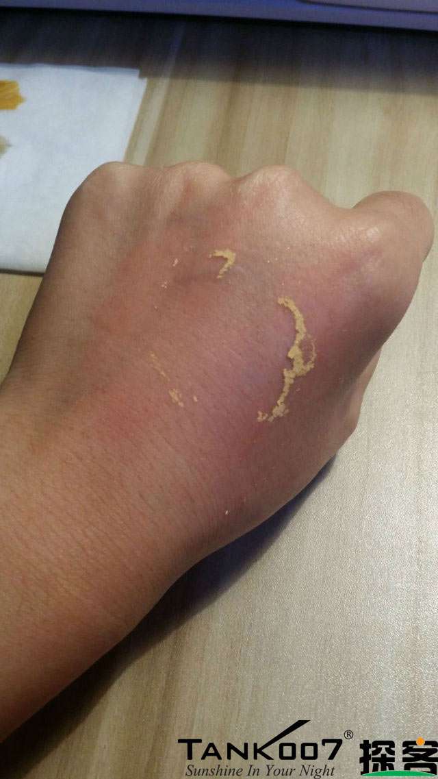 客戶買了紫光手電驗熒光劑，先拿面膜大姨媽巾開刀 