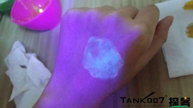 客戶買了紫光手電驗熒光劑，先拿面膜大姨媽巾開刀 