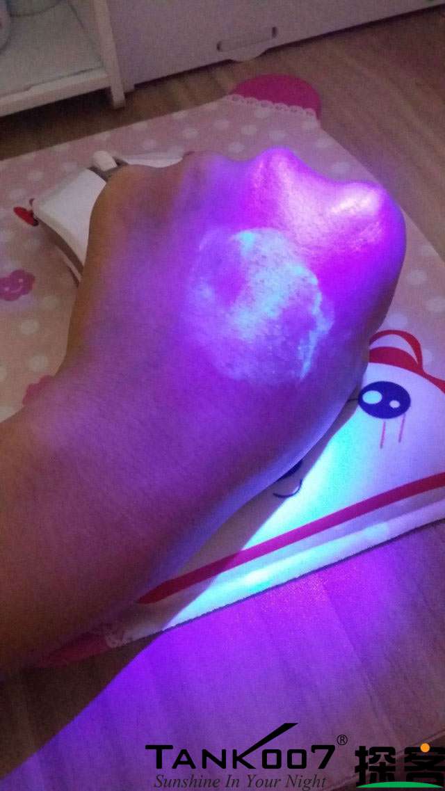 客戶買了紫光手電驗熒光劑，先拿面膜大姨媽巾開刀 