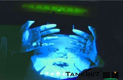 客戶買了紫光手電驗熒光劑，先拿面膜大姨媽巾開刀 