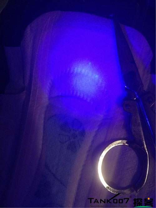 客戶買了紫光手電驗熒光劑，先拿面膜大姨媽巾開刀 