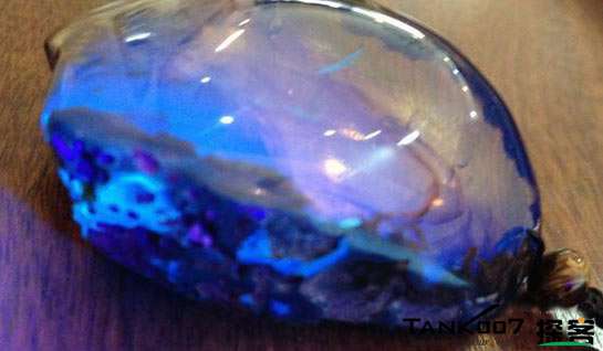 網(wǎng)上用紫光手電鑒定琥珀的帖子這么多，哪個是真假？