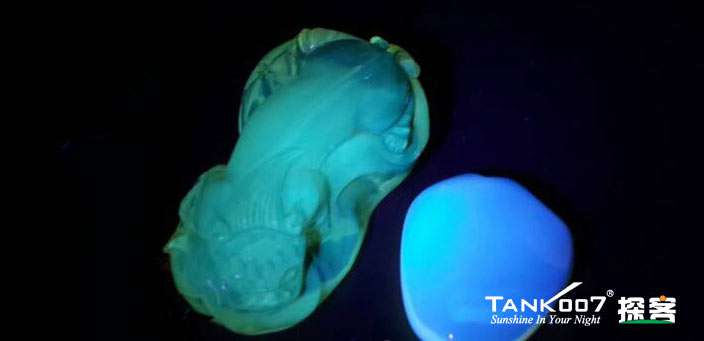 網(wǎng)上用紫光手電鑒定琥珀的帖子這么多，哪個是真假？