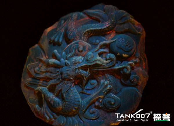 網(wǎng)上用紫光手電鑒定琥珀的帖子這么多，哪個是真假？