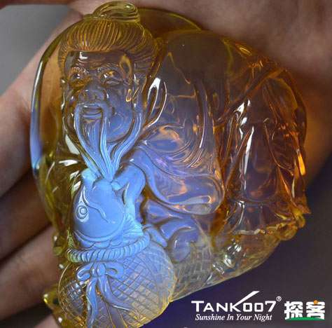 網(wǎng)上用紫光手電鑒定琥珀的帖子這么多，哪個是真假？