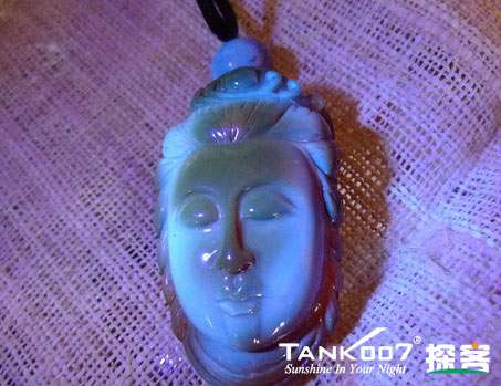 網(wǎng)上用紫光手電鑒定琥珀的帖子這么多，哪個是真假？