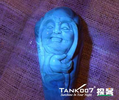 網(wǎng)上用紫光手電鑒定琥珀的帖子這么多，哪個是真假？