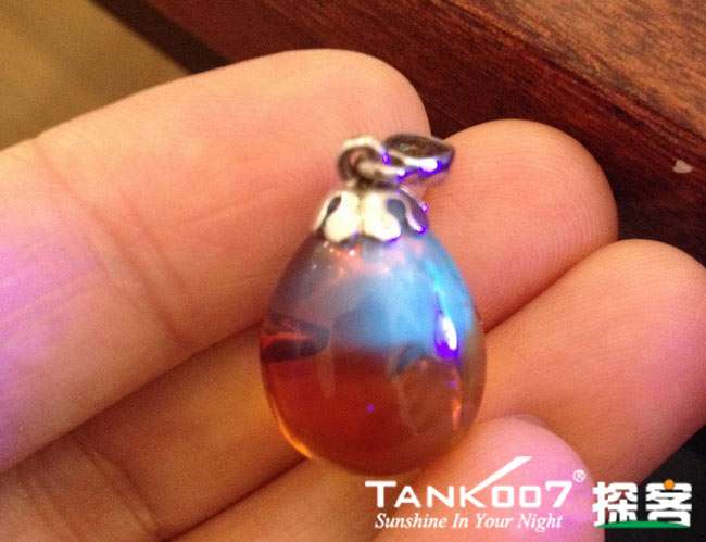 網(wǎng)上用紫光手電鑒定琥珀的帖子這么多，哪個是真假？