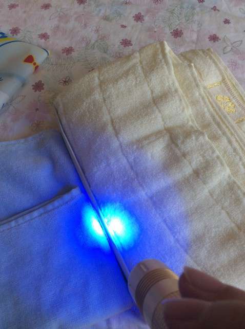  寶媽買了紫光手電，衣服上好多熒光劑，看的心慌害怕