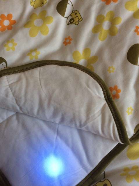  寶媽買了紫光手電，衣服上好多熒光劑，看的心慌害怕