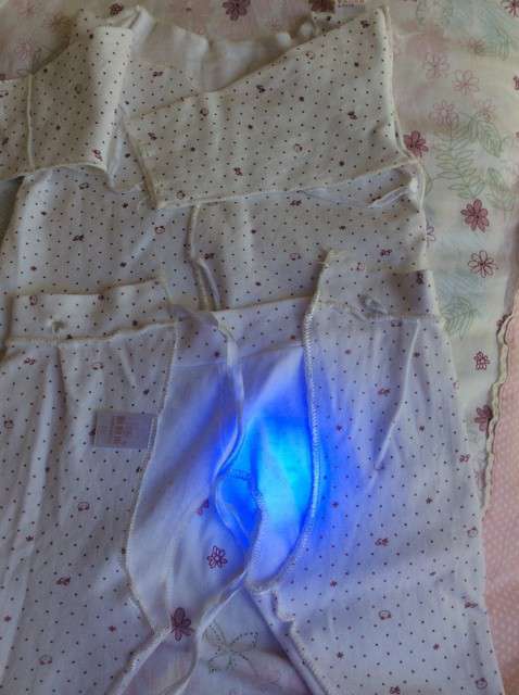  寶媽買了紫光手電，衣服上好多熒光劑，看的心慌害怕