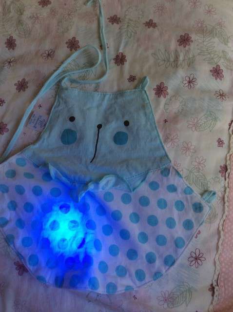  寶媽買了紫光手電，衣服上好多熒光劑，看的心慌害怕